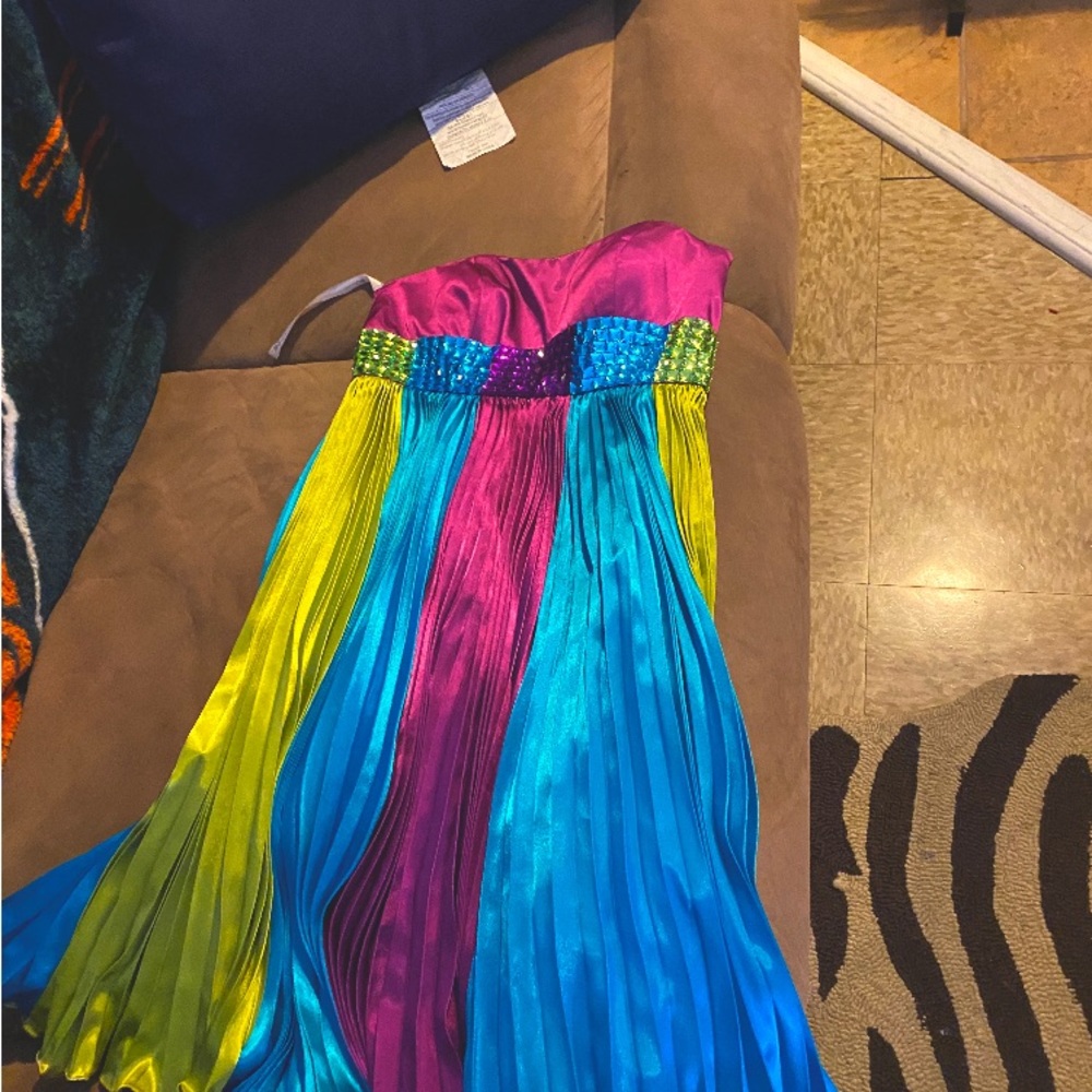 BG HAUTE FORMAL STRAPLESS PLEATED DRESS W/ SCARF. SIZE O. VERY GOOD CONDITION